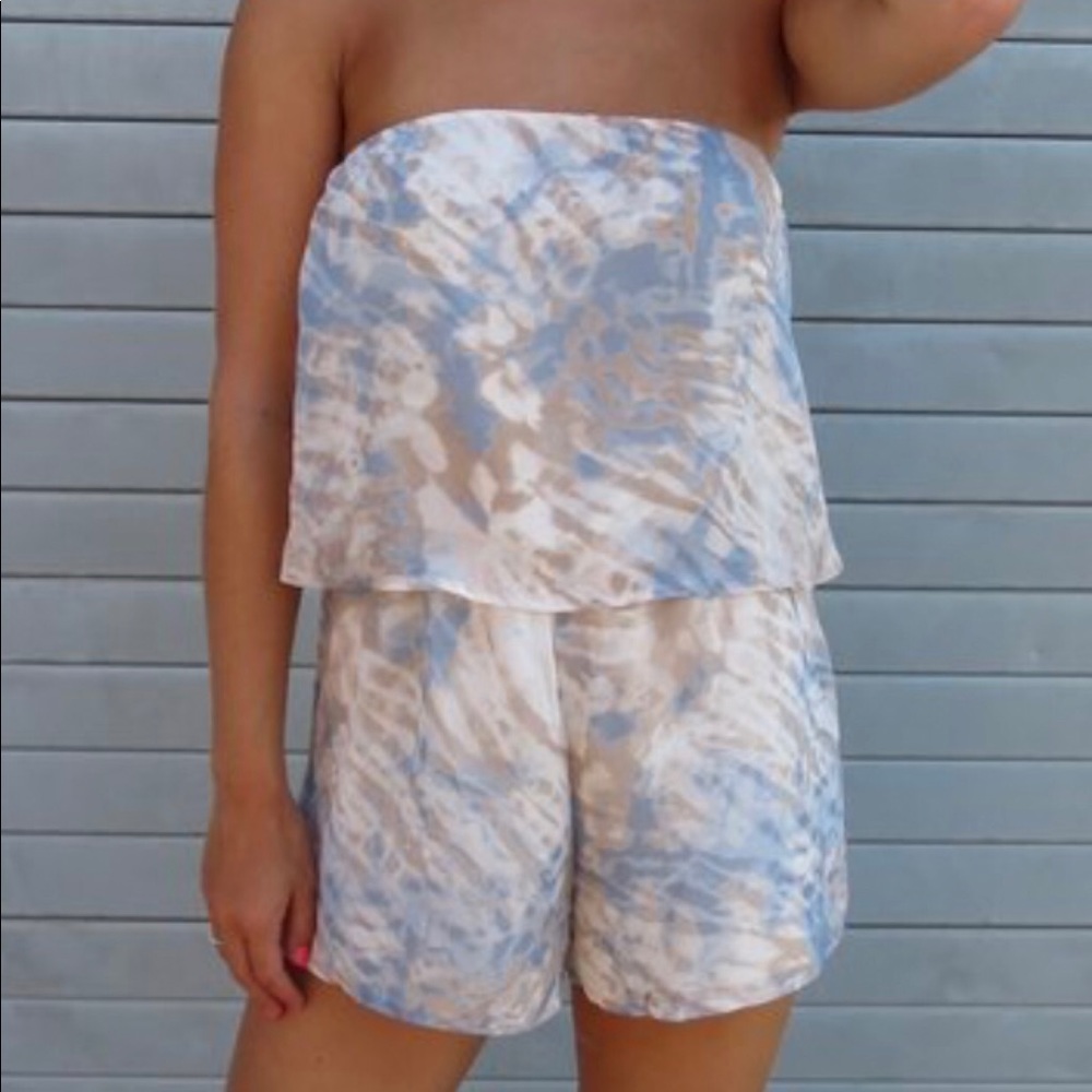 Cute strapless tie-dye romper.